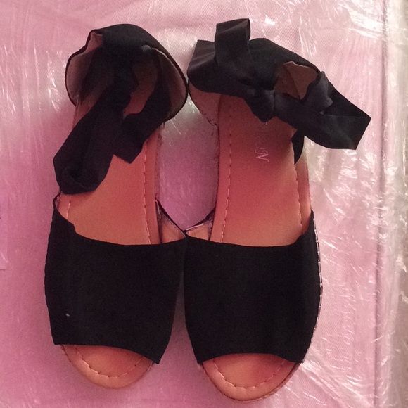 New! Black Sandal - Picture 1 of 4